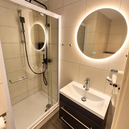 Urbannest Modern Loft Suite